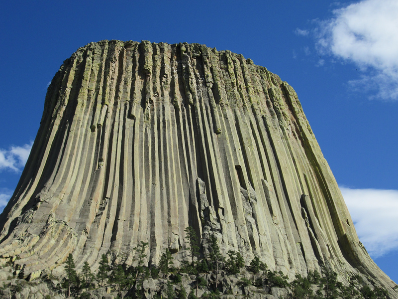 Illustration for article titled El día que un paracaidista se lanzó a conquistar la cima de la gigantesca Torre del Diablo, y nadie supo como rescatarlo